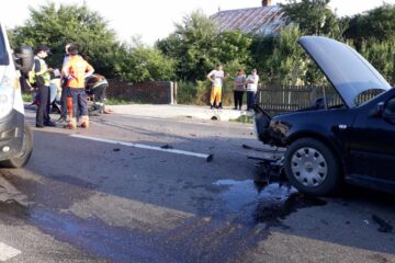 O șoferiță a intrat pe contrasens, într-o motociclist, ambii fiind răniți