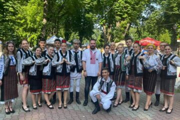 De Ziua Universală a Iei, deputatul Vlad Popescu a purtat o cămeșă românească