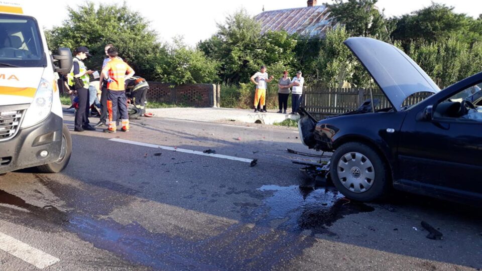 O șoferiță a intrat pe contrasens, într-un motociclist, ambii fiind răniți