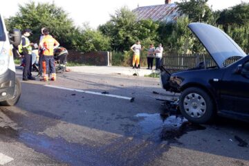 O șoferiță a intrat pe contrasens, într-un motociclist, ambii fiind răniți