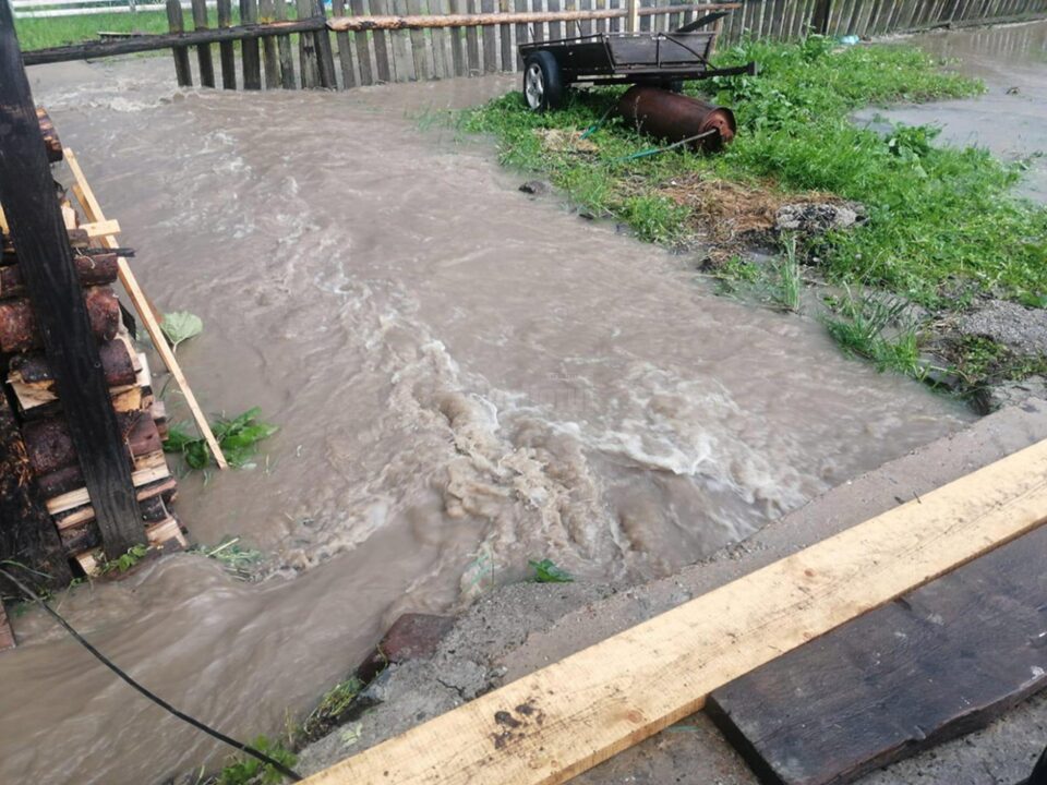 Curți inundate în două sate de la munte, după ploile de Cod Roșu