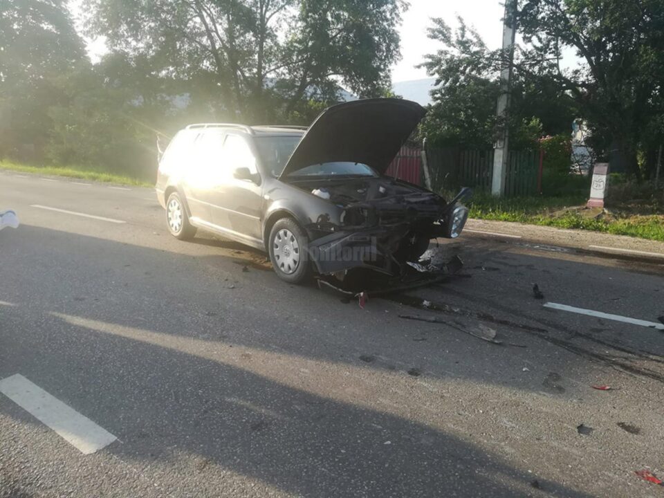 O șoferiță a intrat pe contrasens, într-un motociclist, ambii fiind răniți