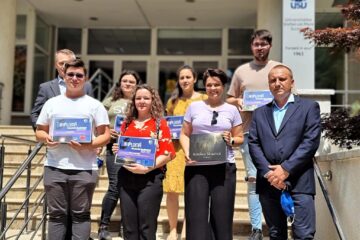 Câștigătorii concursului de fotopractică de la Facultatea de Silvicultură din Suceava, alături de președintele ASFOR, Ciprian Muscă