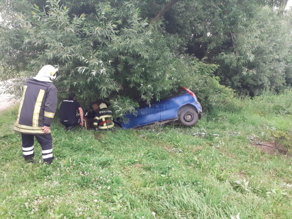 Șoferul și pasagerul au fost scoși din mașină de pompierii militari