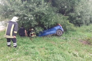 Șoferul și pasagerul au fost scoși din mașină de pompierii militari