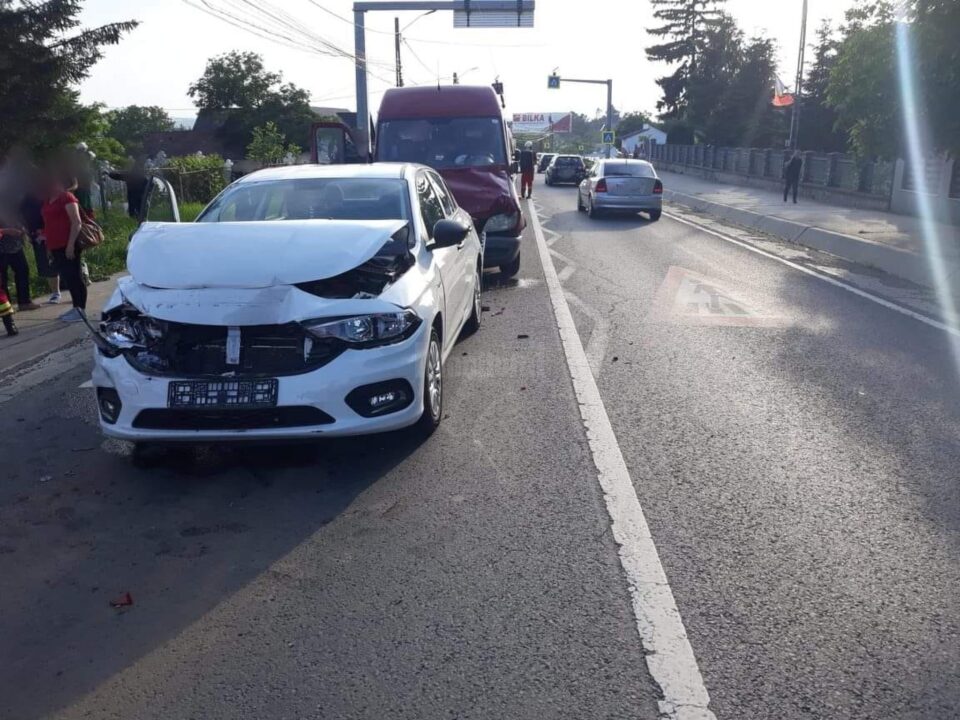Mașinile care s-au ciocnit în primă fază