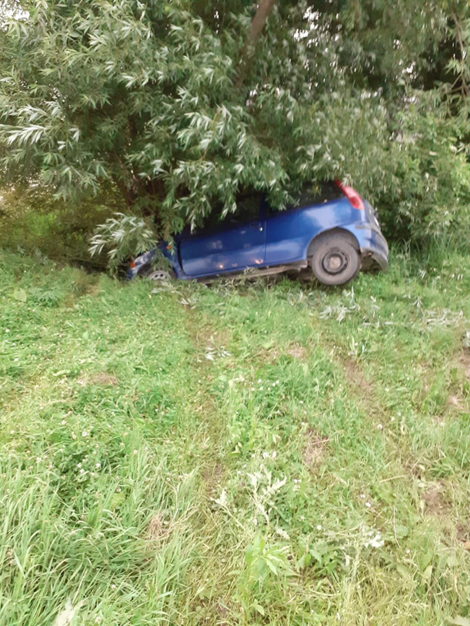 Șoferul și pasagerul au fost scoși din mașină de pompierii militari
