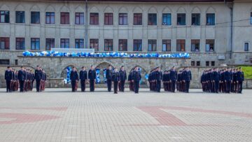 Și-au aruncat chipiurile în aer și au început să danseze. Apoi să plângă... Și să se ia în brațe!