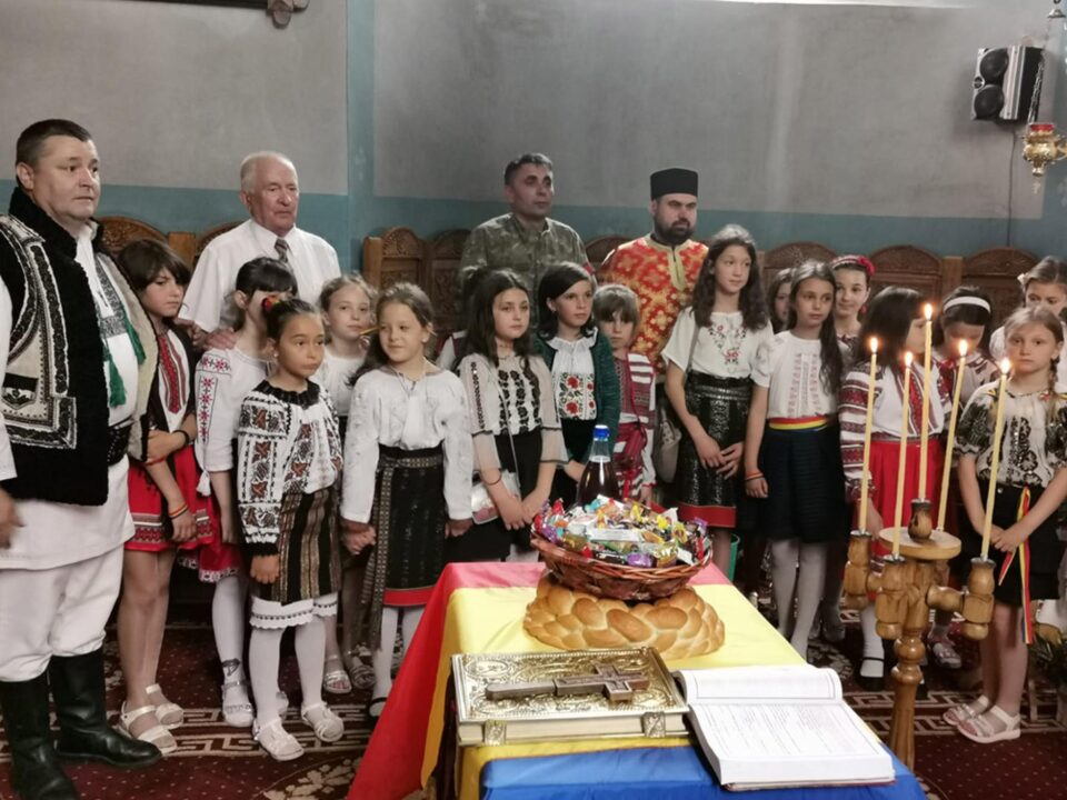 Drapelul Național, sfințit în biserică, în brațele copiilor