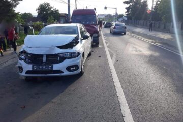 Mașinile care s-au ciocnit în primă faza