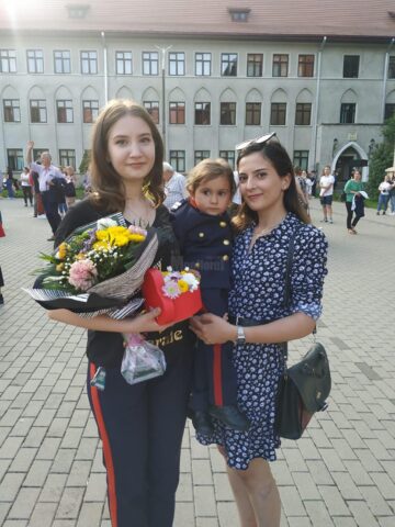 Și-au aruncat chipiurile în aer și au început să danseze. Apoi să plângă... Și să se ia în brațe!