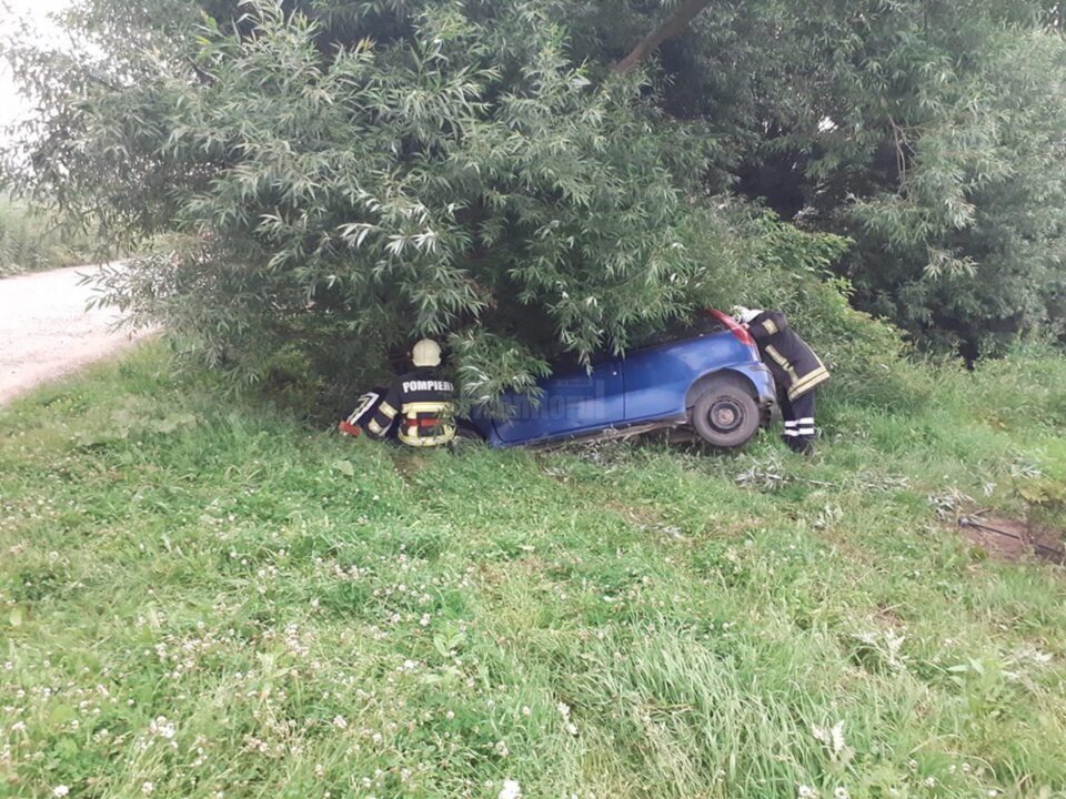 Șoferul și pasagerul au fost scoși din mașină de pompierii militari