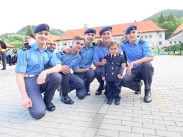 Și-au aruncat chipiurile în aer și au început să danseze. Apoi să plângă... Și să se ia în brațe!