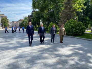Centrul municipiului Suceava a găzduit, sâmbătă dimineață, ceremoniile militare organizate cu prilejul Zilei Drapelului Național