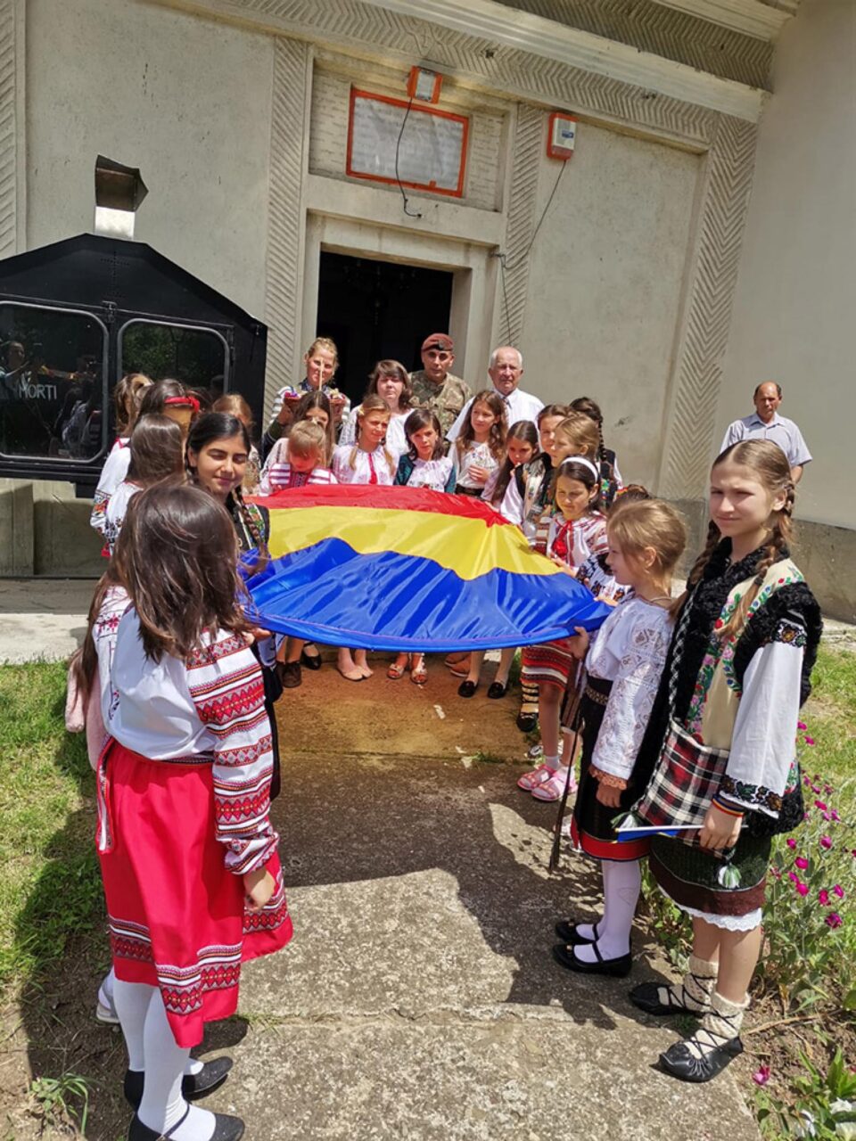 Drapelul Național, sfințit în biserică, în brațele copiilor