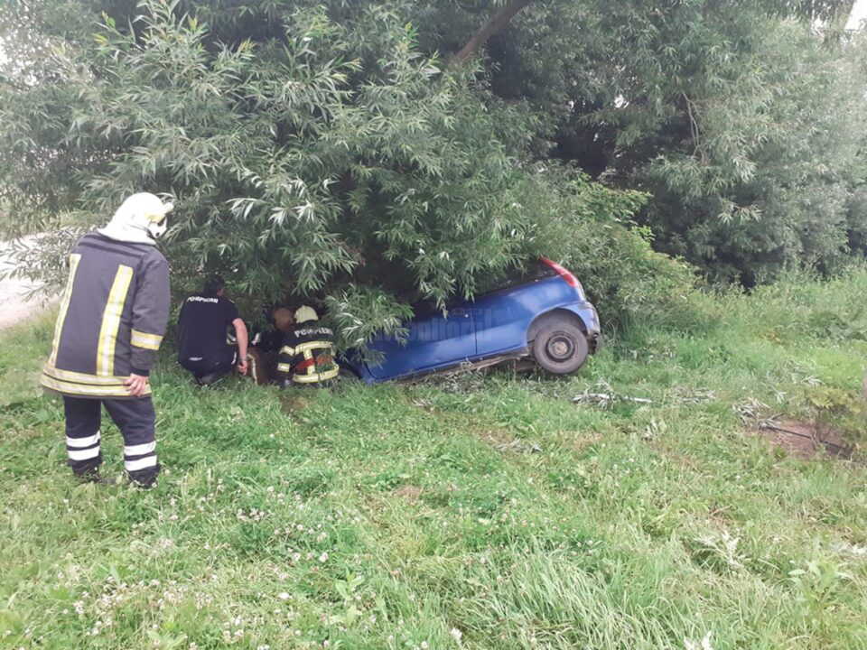 Șoferul și pasagerul au fost scoși din mașină de pompierii militari