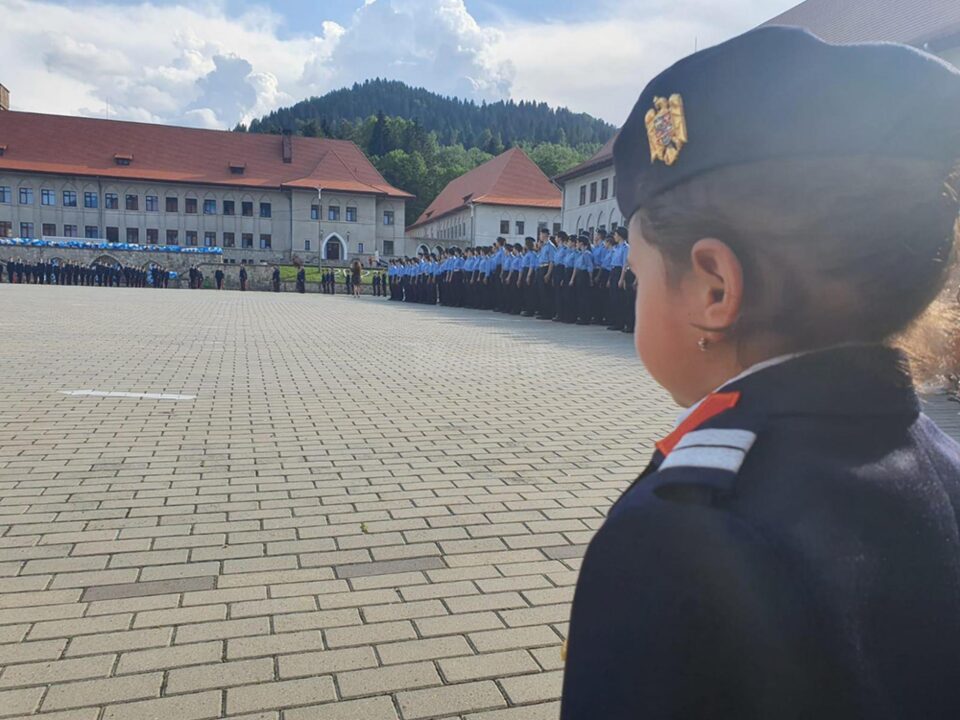 Și-au aruncat chipiurile în aer și au început să danseze. Apoi să plângă... Și să se ia în brațe!
