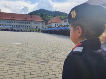 Și-au aruncat chipiurile în aer și au început să danseze. Apoi să plângă... Și să se ia în brațe!