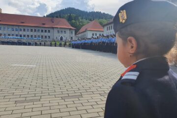 Și-au aruncat chipiurile în aer și au început să danseze. Apoi să plângă... Și să se ia în brațe!