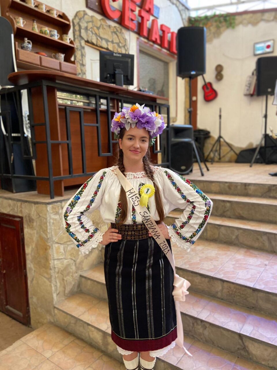 Luiza Gabor a fost desemnată Miss Sânziana în cadrul spectacolului de Sânziene la grădina de vară Admiral Cetate