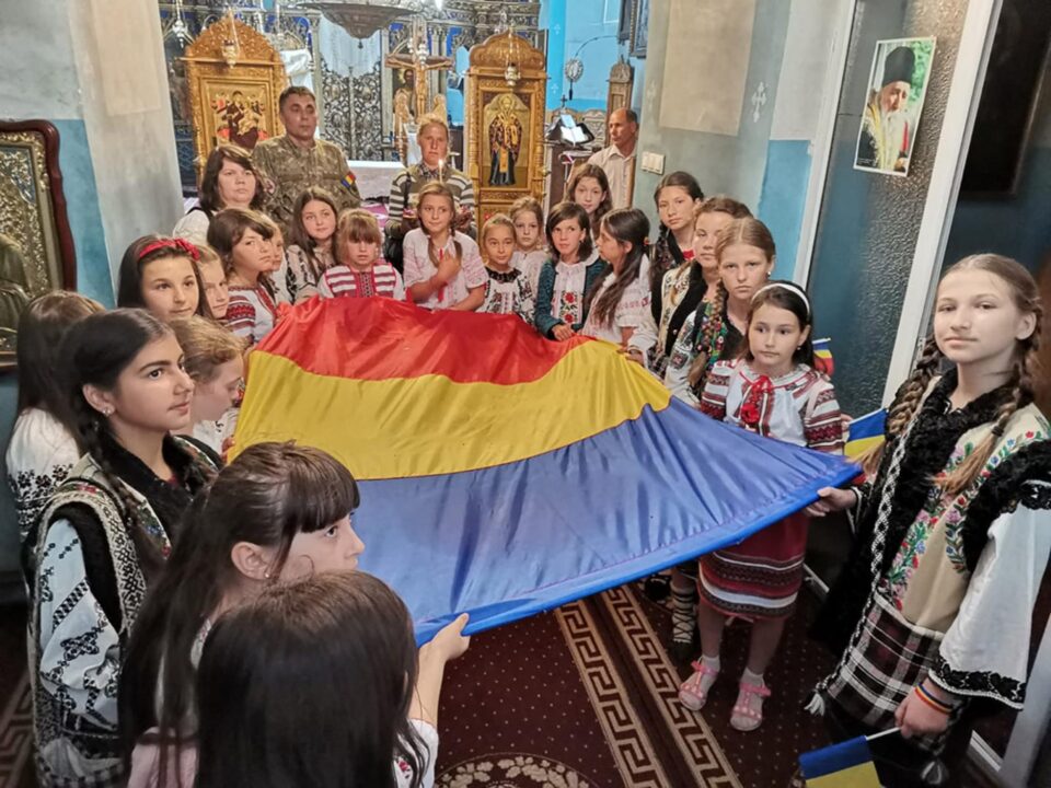 Drapelul Național, sfințit în biserică, în brațele copiilor