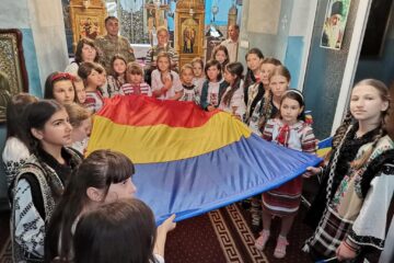 Drapelul Național, sfințit în biserică, în brațele copiilor