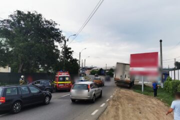 Accident între un autoturism și un camion, la intrarea în Suceava