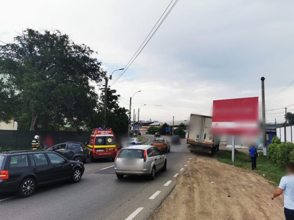 Accident între un autoturism și un camion, la intrarea în Suceava