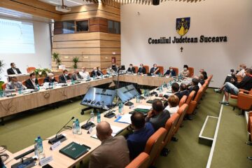 După sfințire, în Sala Unirii a avut loc prima ședință a Consiliului Județean desfășurată în această locație