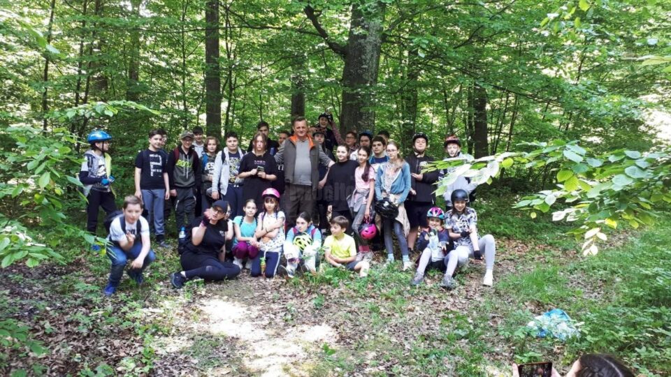 Excursioniștii au parcurs pe jos rezervațiile ”Pădurea de Stejar Crujana” și ”Pădurea de Fag Dragomirna”