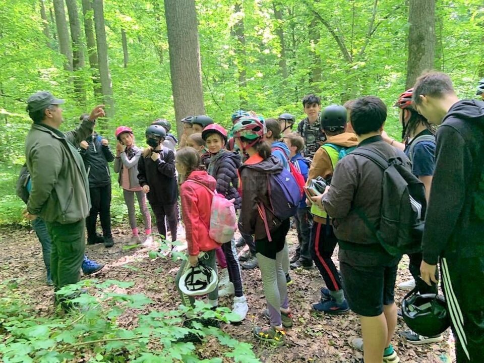 Excursioniștii au parcurs pe jos rezervațiile ”Pădurea de Stejar Crujana” și ”Pădurea de Fag Dragomirna”