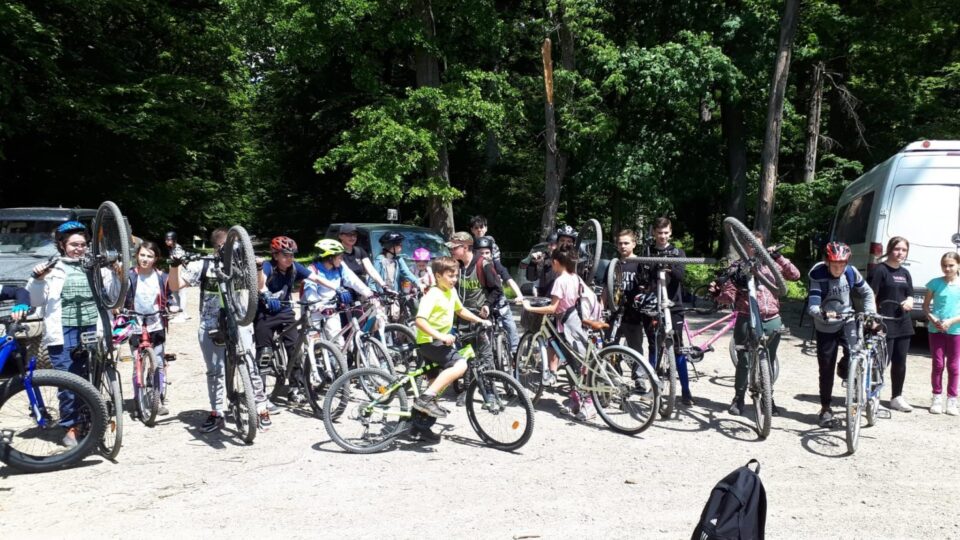 Elevii și-au uns lanțurile de la bicle și au făcut o drumeție prin pădurile administrate de Ocolul Silvic Pătrăuți
