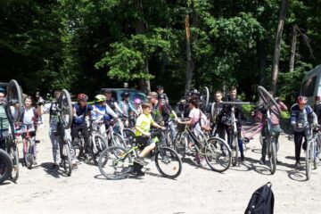 Elevii și-au uns lanțurile de la bicle și au făcut o drumeție prin pădurile administrate de Ocolul Silvic Pătrăuți
