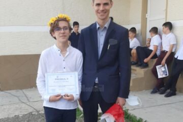 Elevul Antoniu Bujorean și prof. ing. Alin-Eugen Bezușcu