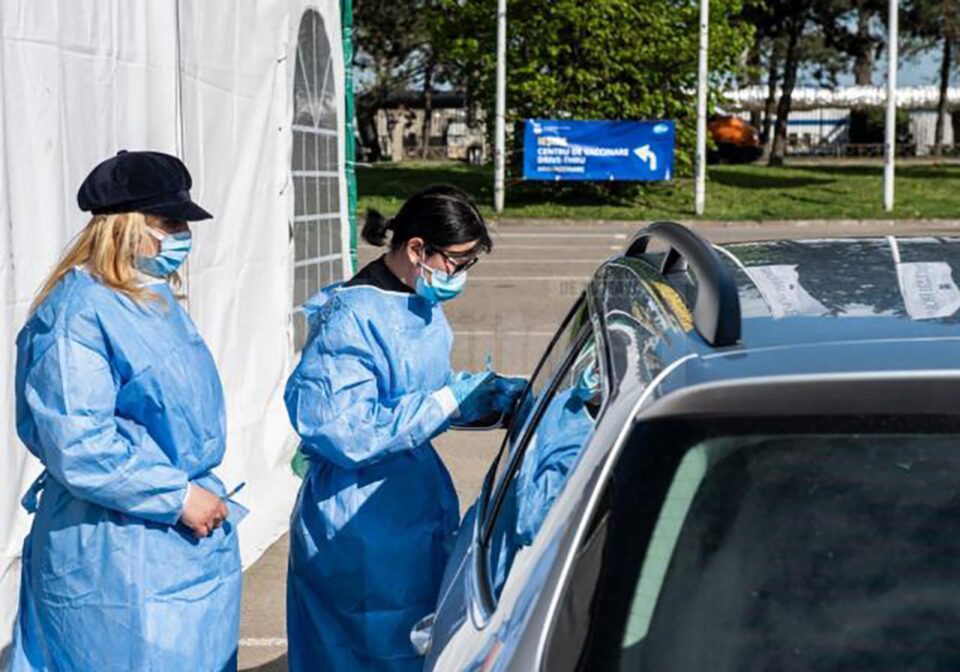 Cei mai mulți oameni s-au vaccinat duminică la centrul drive-through din parcarea Shopping City Suceava Cei mai mulți oameni s-au vaccinat duminică la centrul drive-through din parcarea Shopping City Suceava