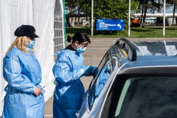 Cei mai mulți oameni s-au vaccinat duminică la centrul drive-through din parcarea Shopping City Suceava