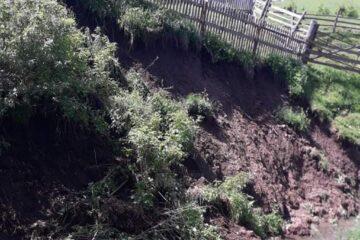 Drumuri distruse și alunecări de teren în comuna Panaci, în urma ploilor abundente