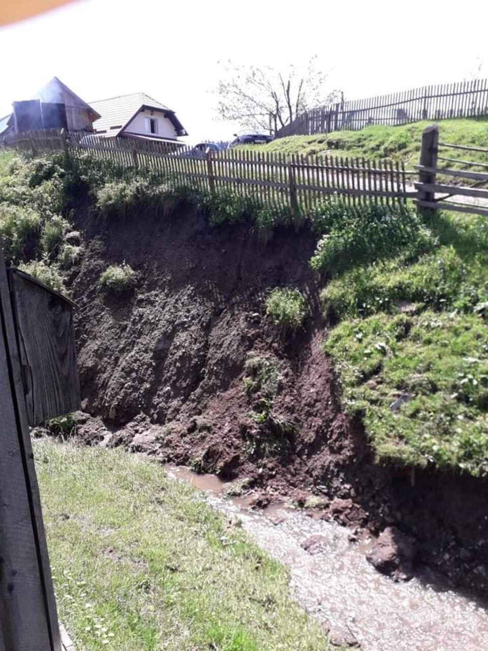 Drumuri distruse și alunecări de teren în comuna Panaci, în urma ploilor abundente