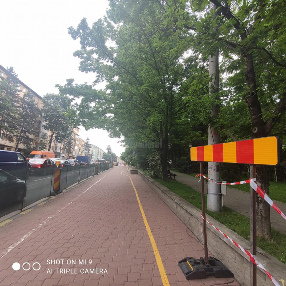 Trotuarul din dreptul Parcului Central dispare, pentru a face loc mașinilor