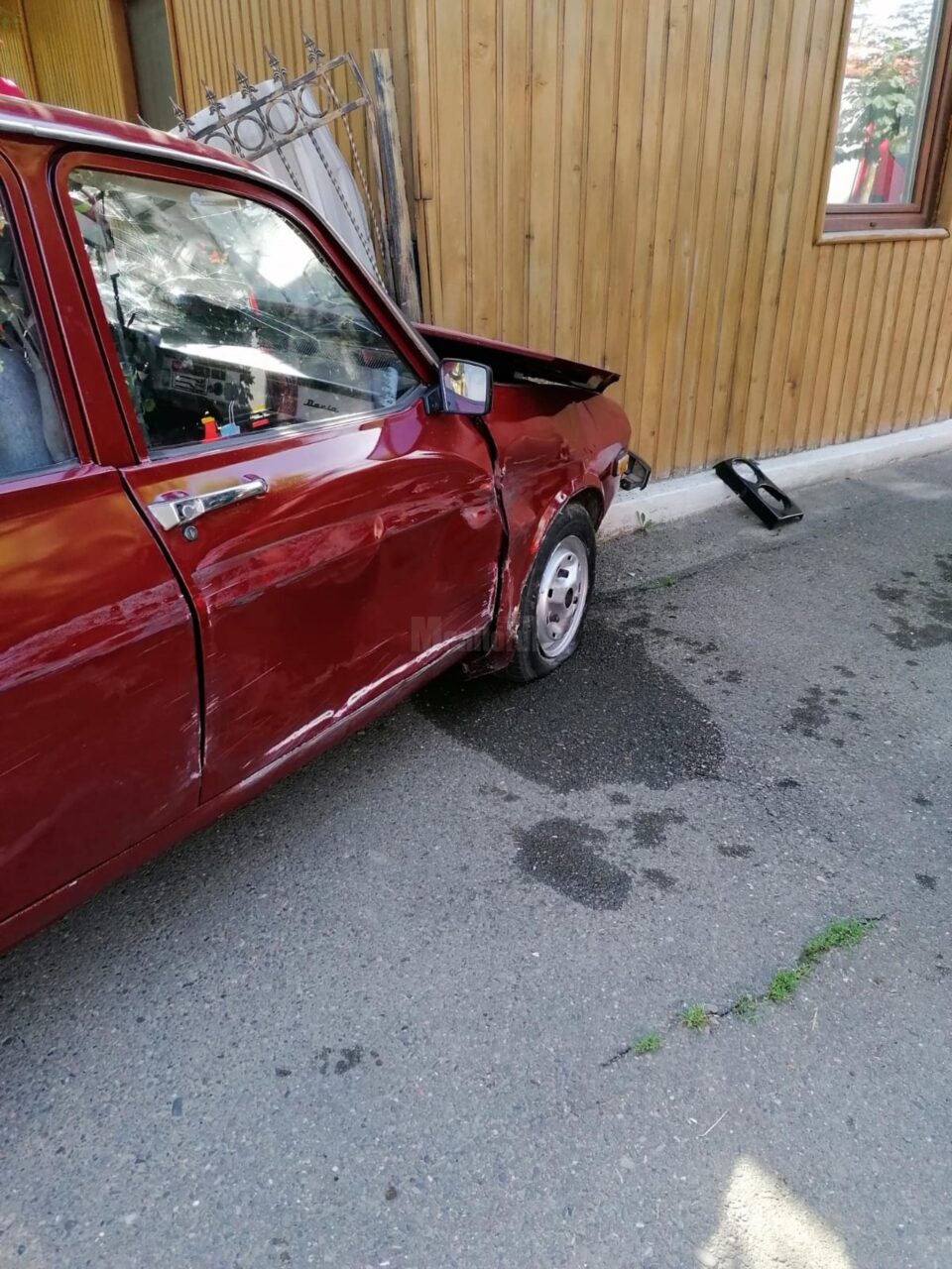 Un șofer în vârstă de 80 de ani a intrat cu Dacia într-o poartă și o casă