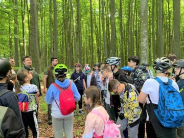 Excursioniștii au parcurs pe jos rezervațiile ”Pădurea de Stejar Crujana” și ”Pădurea de Fag Dragomirna”