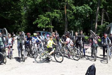 Elevii și-au uns lanțurile de la biciclete și au făcut o drumeție prin pădurile administrate de Ocolul Silvic Pătrăuți