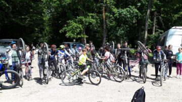 Elevii și-au uns lanțurile de la biciclete și au făcut o drumeție prin pădurile administrate de Ocolul Silvic Pătrăuți