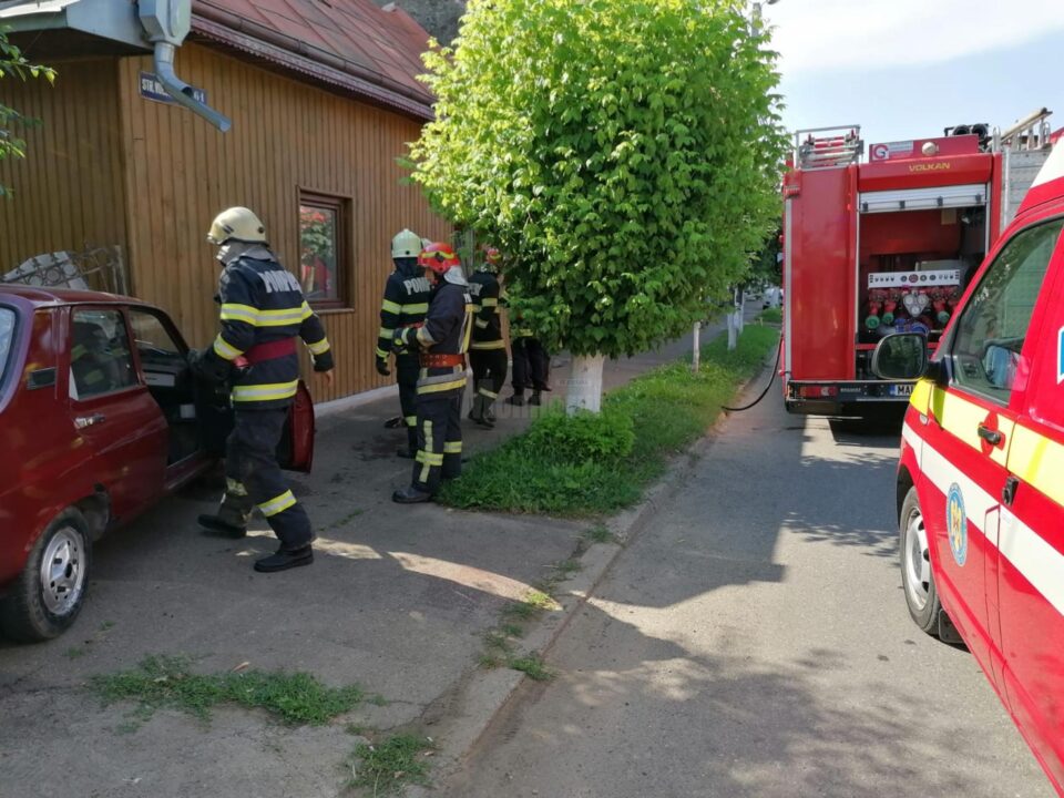 Un șofer în vârstă de 80 de ani a intrat cu Dacia într-o poartă și o casă