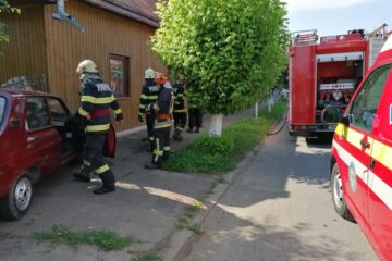 Un șofer în vârstă de 80 de ani a intrat cu Dacia într-o poartă și o casă