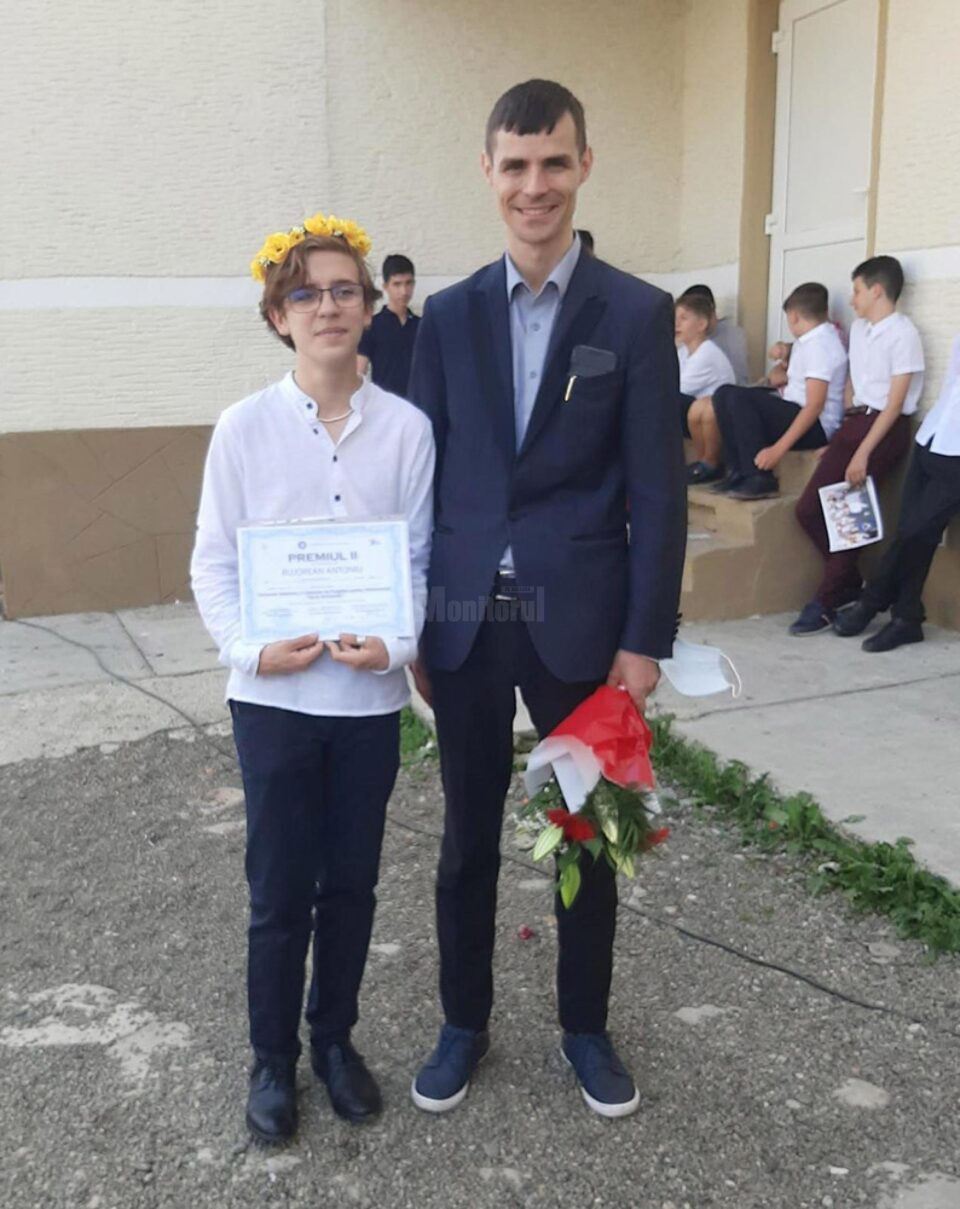 Elevul Antoniu Bujorean și prof. ing. Alin-Eugen Bezușcu