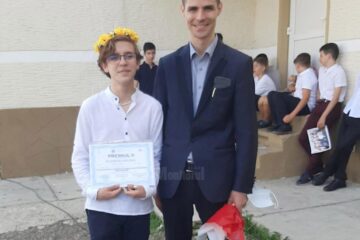 Elevul Antoniu Bujorean și prof. ing. Alin-Eugen Bezușcu