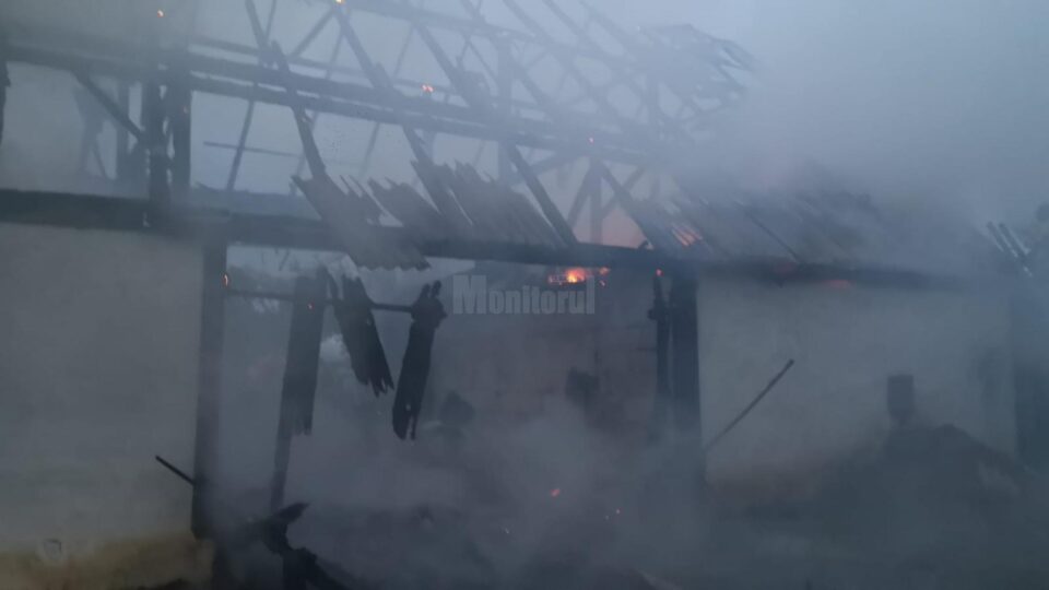 Incendiul de miercuri seară de la Burla a fost provocat de un trăsnet