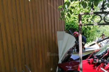 Dacia 1300 a fost proiectată în gardul unui imobil, unde a distrus poarta de acces
