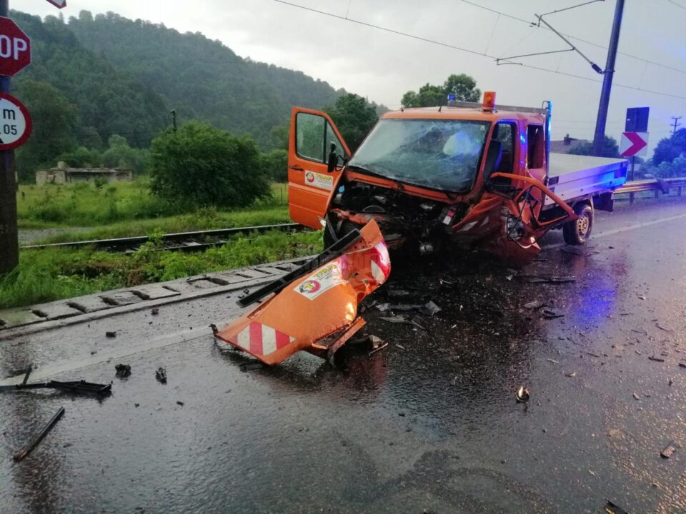 Autoduba avariata in accident la Frasin